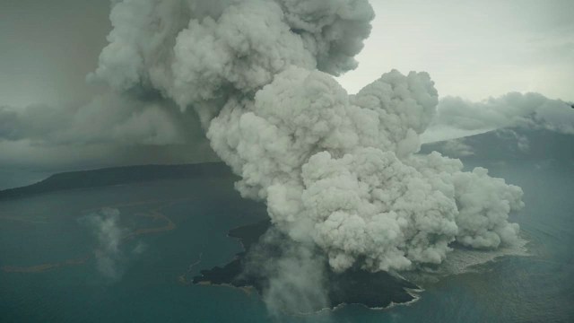 【#火山】アナク・クラカタウ火山 山体崩壊で山が半分無くなってる！(18/12/24)
